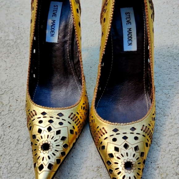 Steve Madden Shoes - Steve Madden metallic pointy toe pump